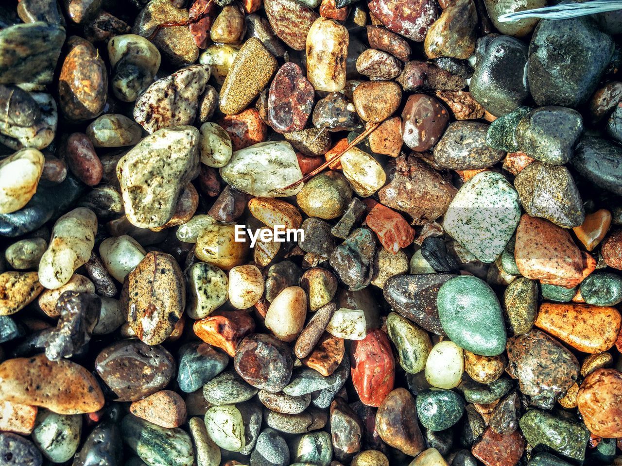 FULL FRAME SHOT OF PEBBLES ON BEACH