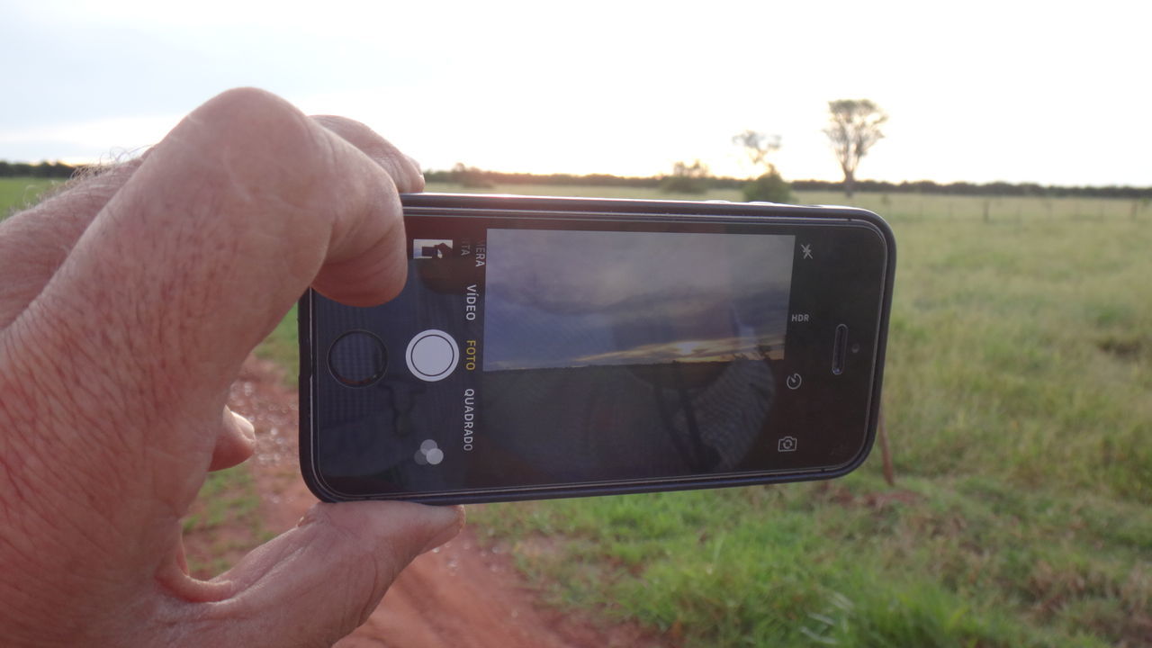 CROPPED IMAGE OF PERSON HOLDING CAMERA