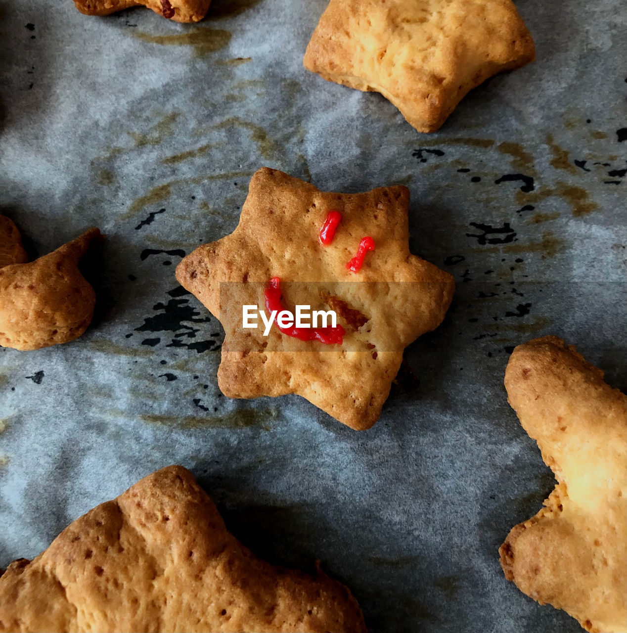 HIGH ANGLE VIEW OF COOKIES IN PLATE