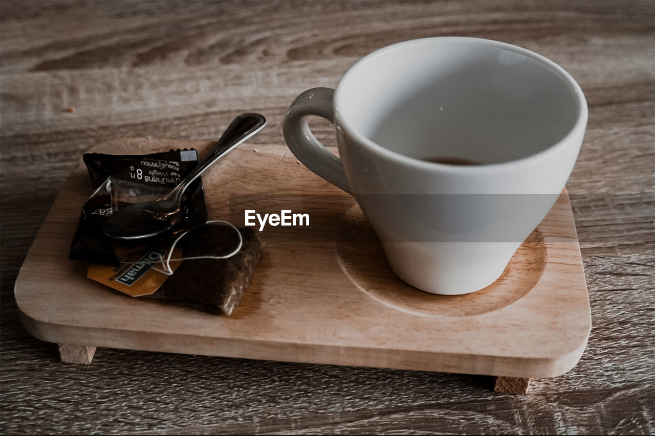 HIGH ANGLE VIEW OF COFFEE CUP AND TABLE