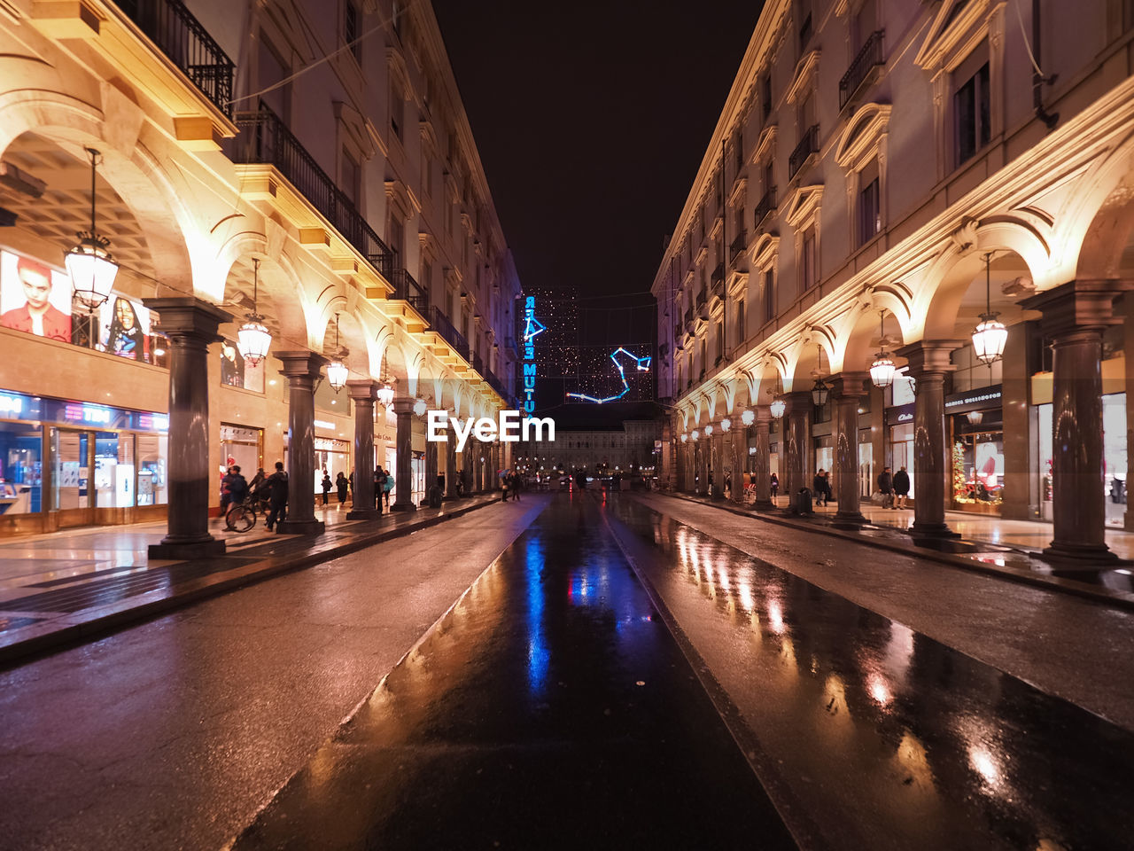 ILLUMINATED BUILDINGS IN CITY