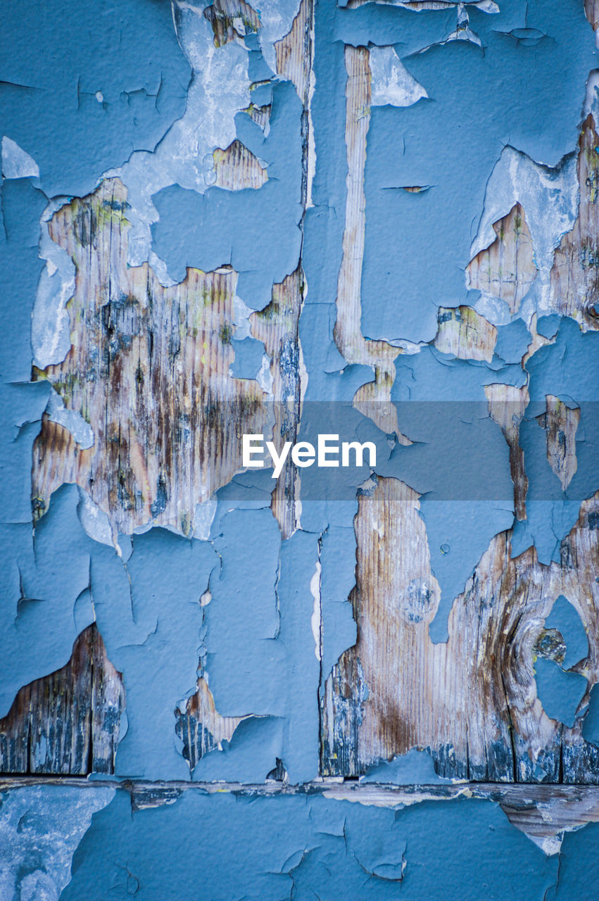 FULL FRAME SHOT OF WEATHERED BLUE WALL