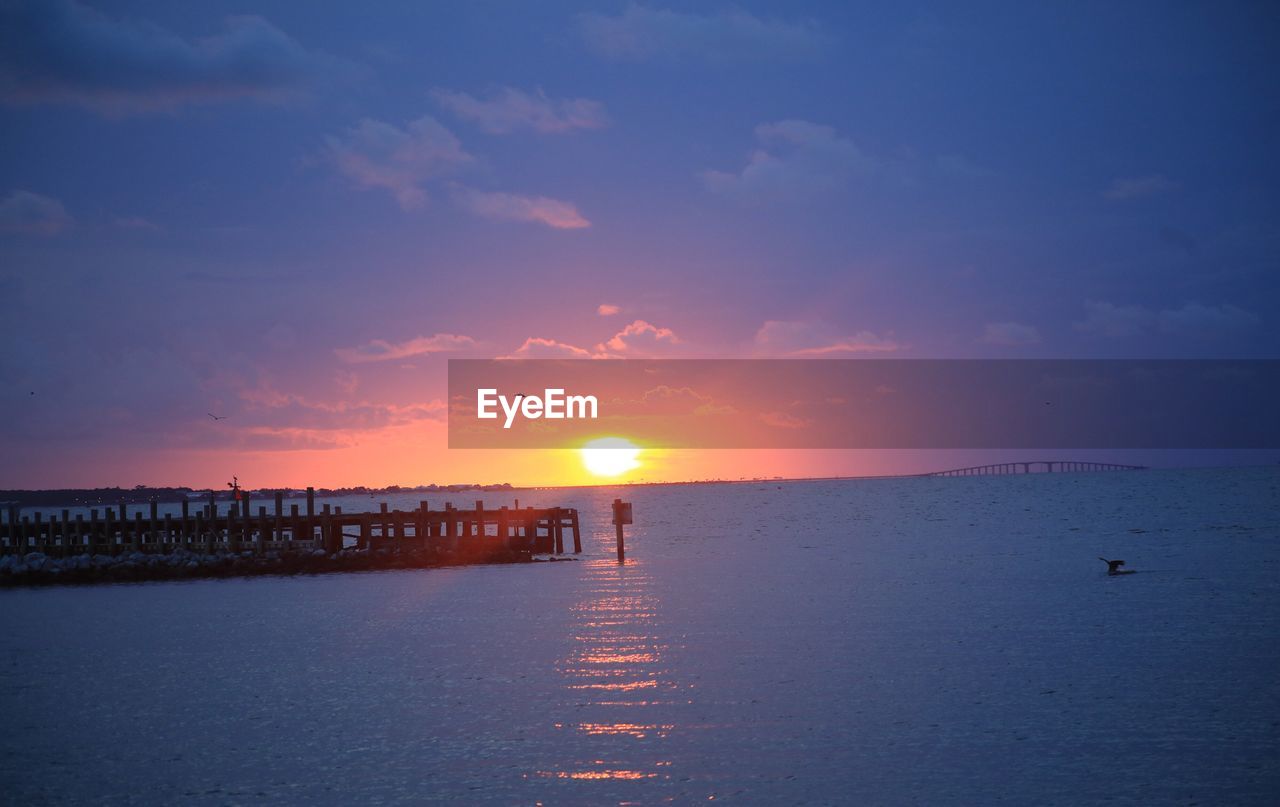 SCENIC VIEW OF SEA AGAINST SUNSET SKY