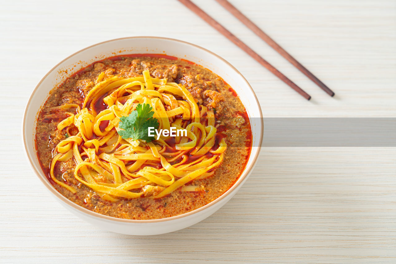 HIGH ANGLE VIEW OF FOOD IN BOWL