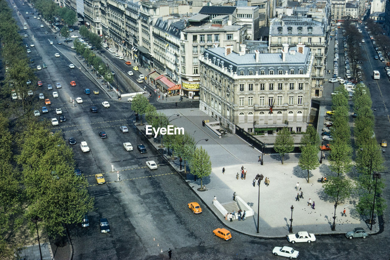 HIGH ANGLE VIEW OF VEHICLES ON ROAD