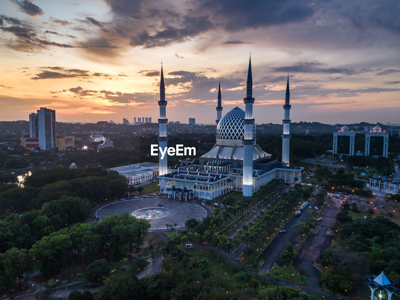 AERIAL VIEW OF BUILDINGS IN CITY