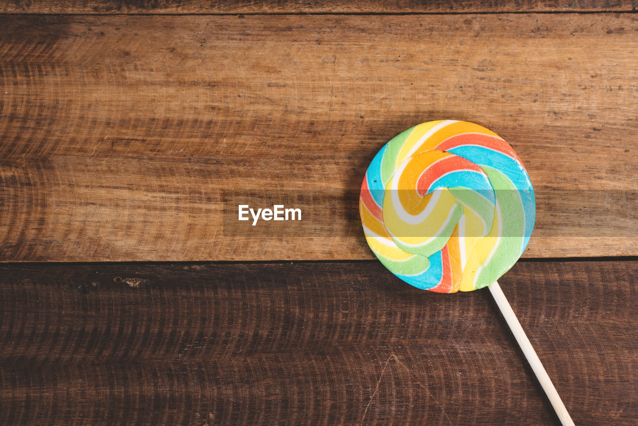 HIGH ANGLE VIEW OF ICE CREAM IN WOODEN TABLE