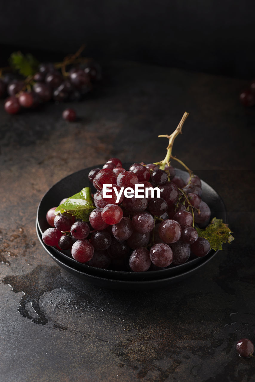 HIGH ANGLE VIEW OF GRAPES IN BOWL