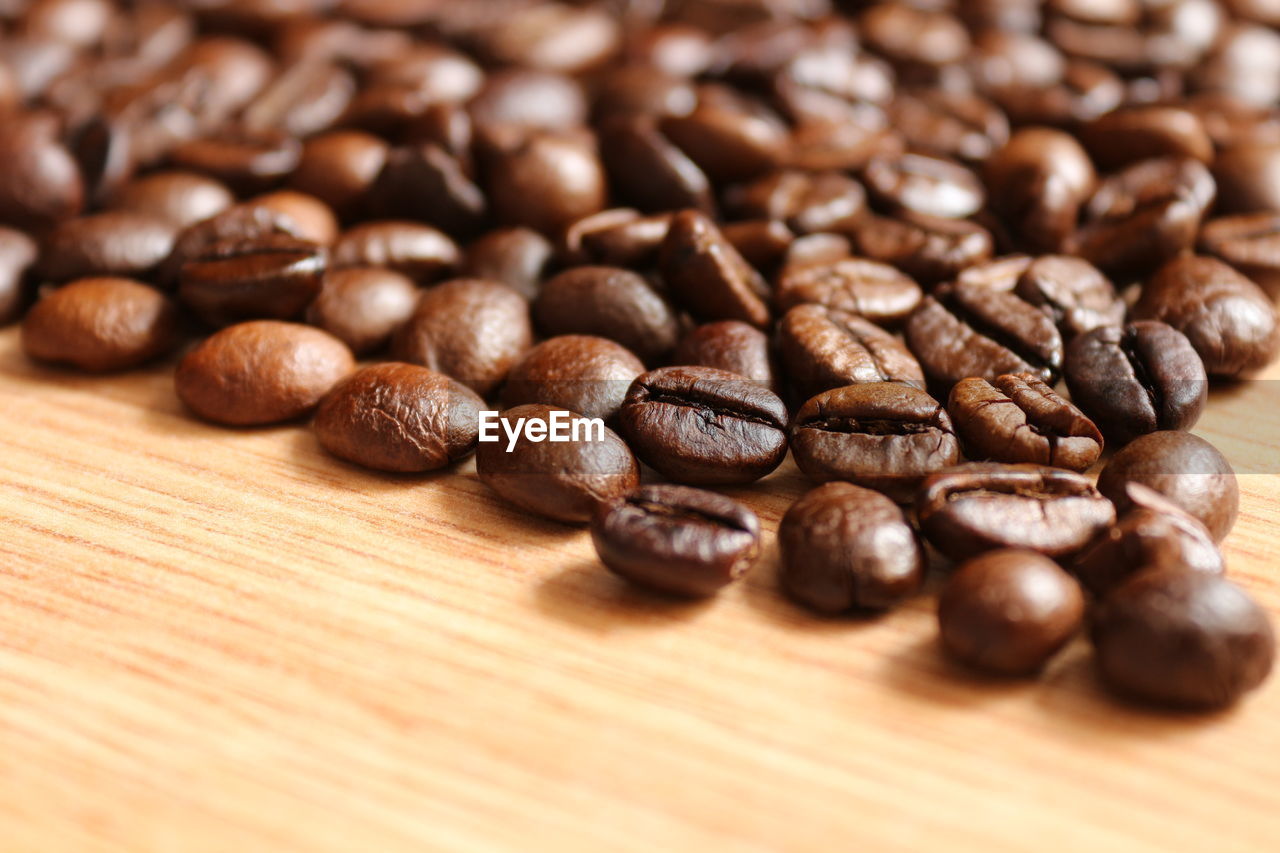 CLOSE-UP OF ROASTED COFFEE BEANS
