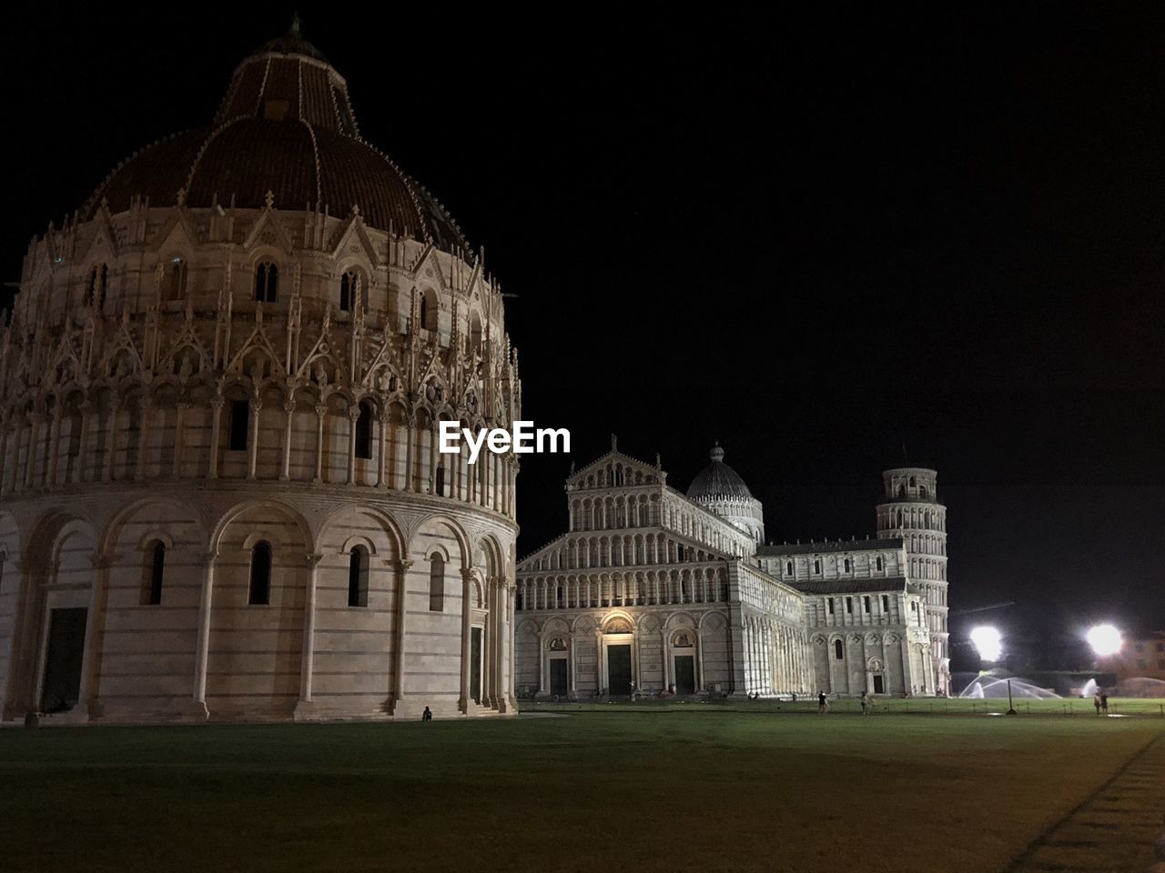 Night battistero di san giovanni, cattedrale di pisa and torre di pisa