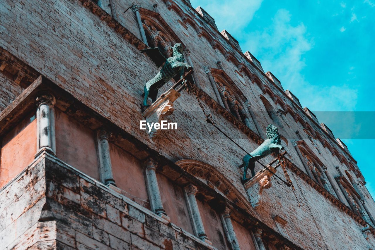 LOW ANGLE VIEW OF OLD ABANDONED BUILDING AGAINST SKY