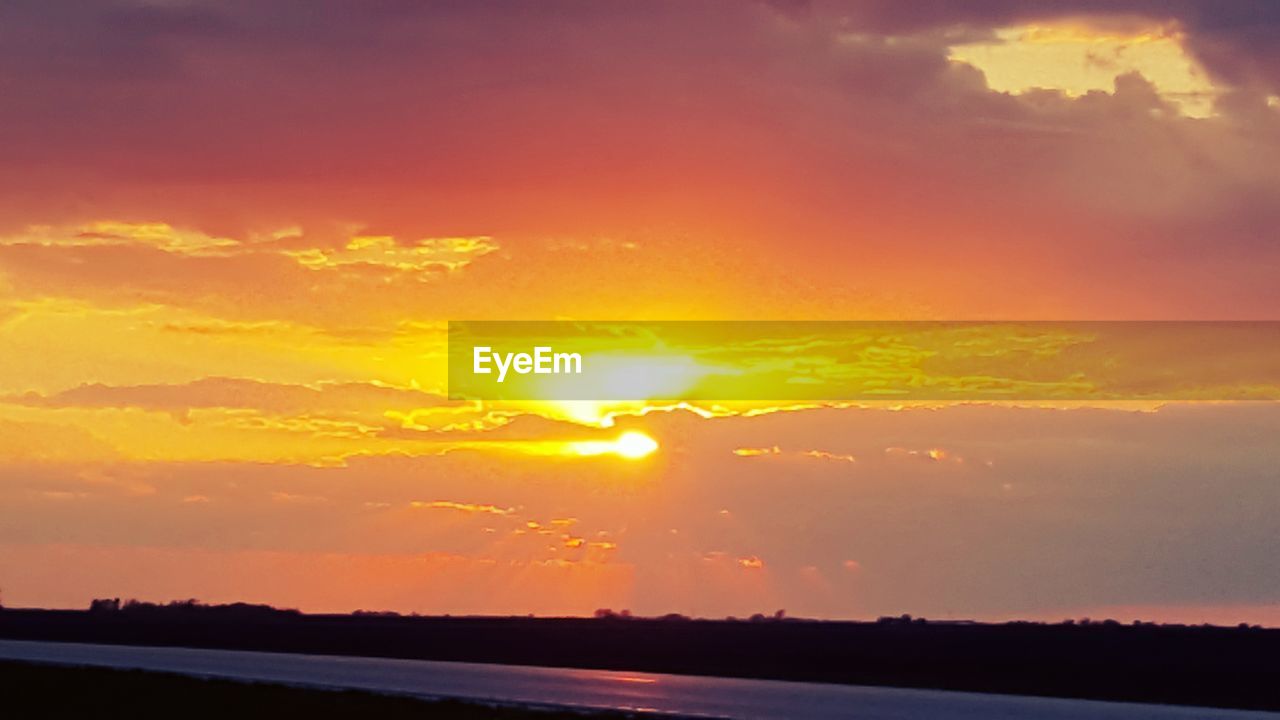 SCENIC VIEW OF DRAMATIC SKY OVER LANDSCAPE