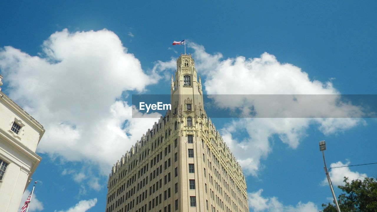 LOW ANGLE VIEW OF BUILDINGS AGAINST SKY