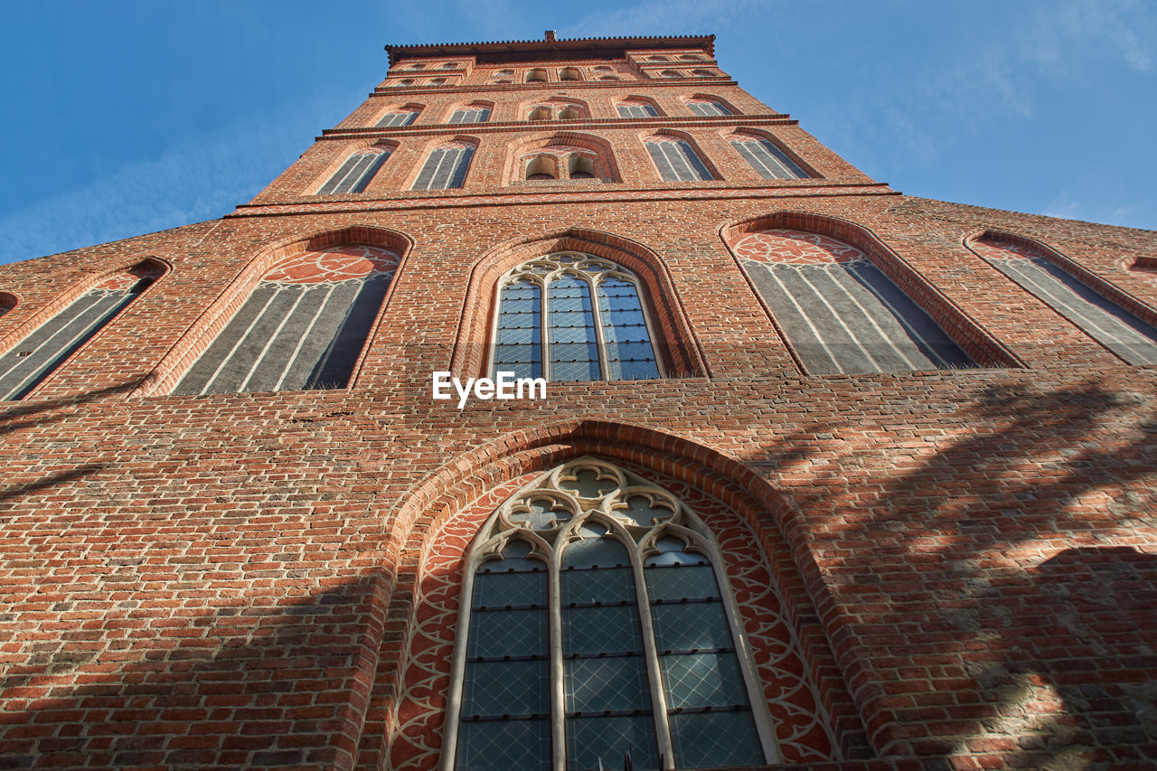 LOW ANGLE VIEW OF OLD BUILDING AGAINST SKY
