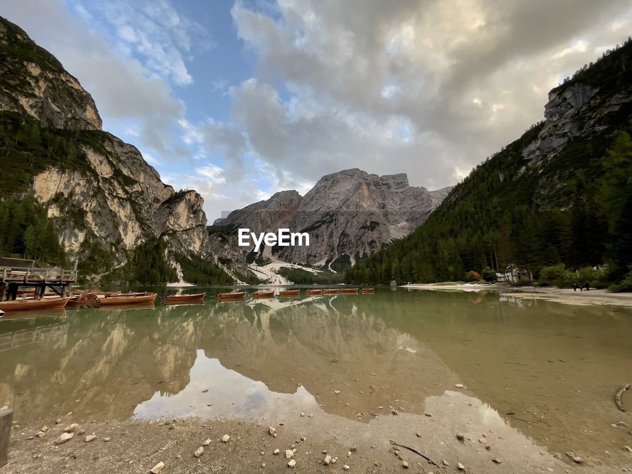 LAKE BY MOUNTAINS AGAINST SKY