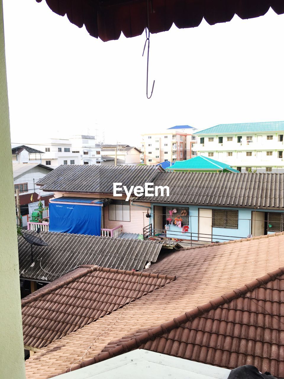 LOW ANGLE VIEW OF HOUSE AGAINST SKY