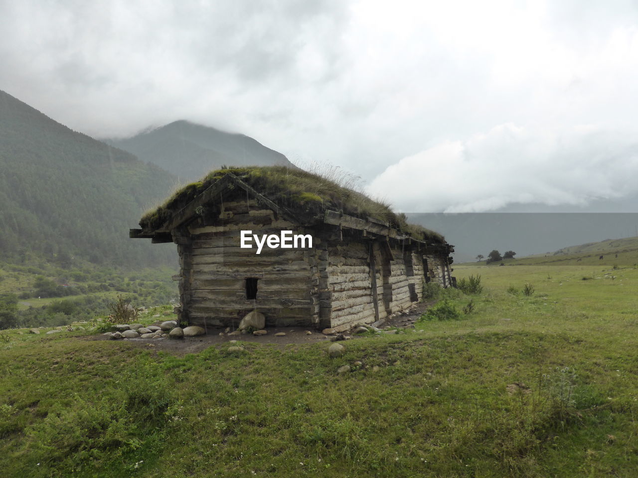 OLD RUINS IN FIELD AGAINST SKY