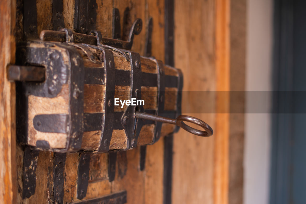 CLOSE-UP OF OLD RUSTY DOOR