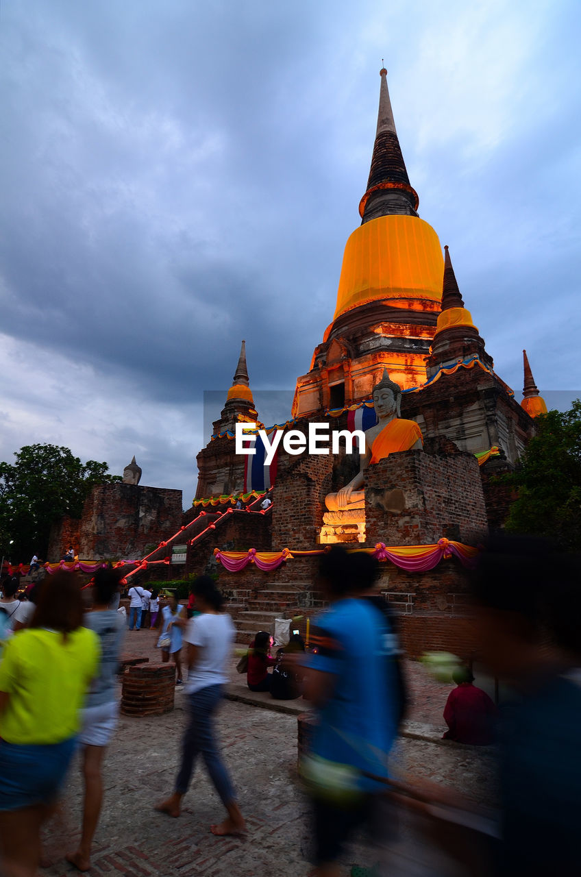 PEOPLE IN FRONT OF HISTORIC BUILDING AGAINST SKY