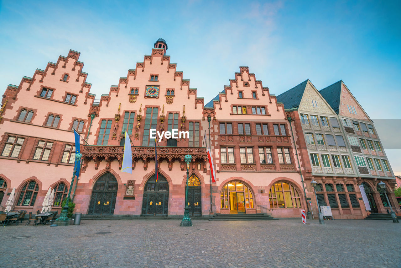 LOW ANGLE VIEW OF HISTORIC BUILDING AGAINST SKY
