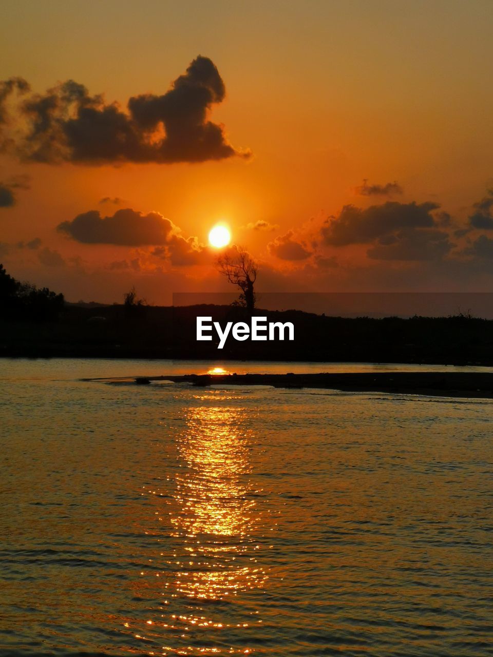 SCENIC VIEW OF SEA AGAINST SKY AT SUNSET