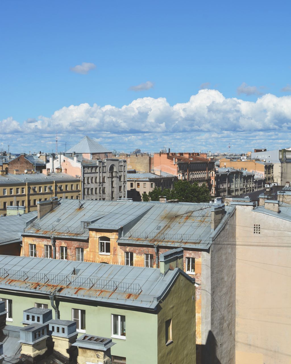 HIGH ANGLE VIEW OF BUILDINGS AGAINST SKY