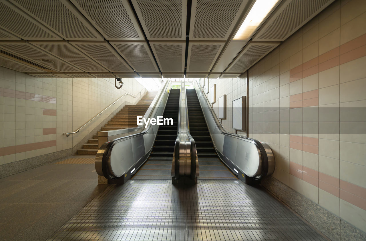 ESCALATOR IN SUBWAY