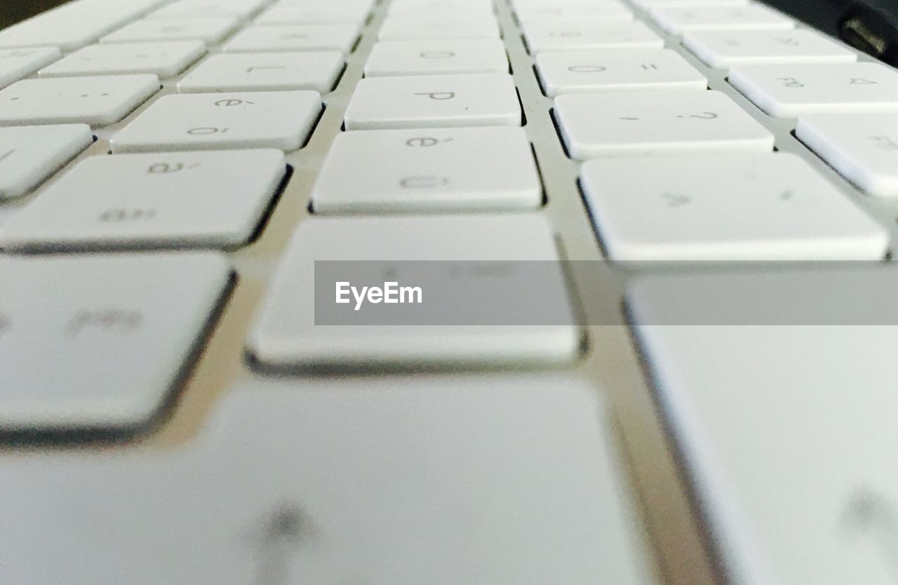 FULL FRAME SHOT OF LAPTOP KEYBOARD