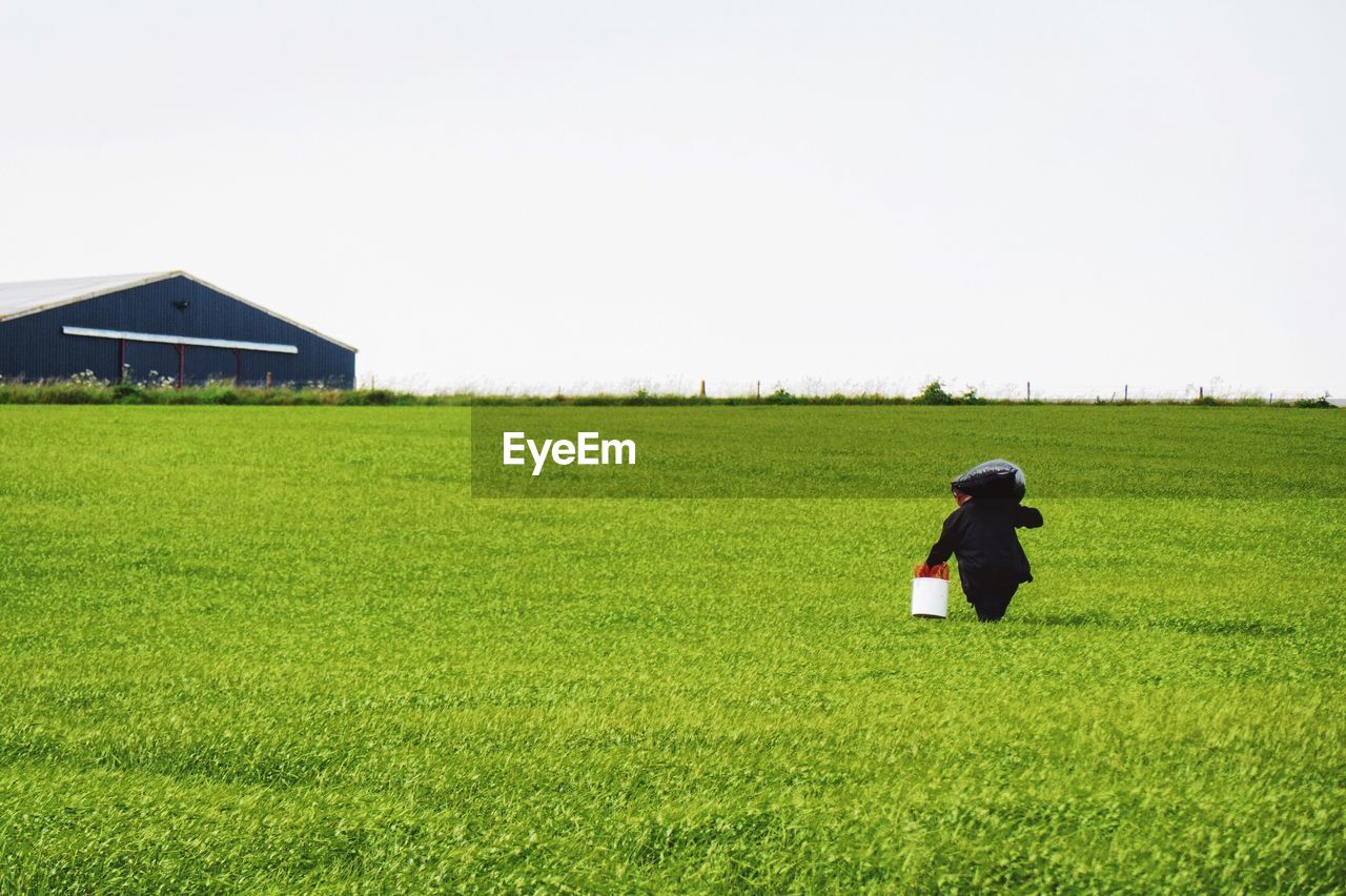 SIDE VIEW OF MAN ON FIELD