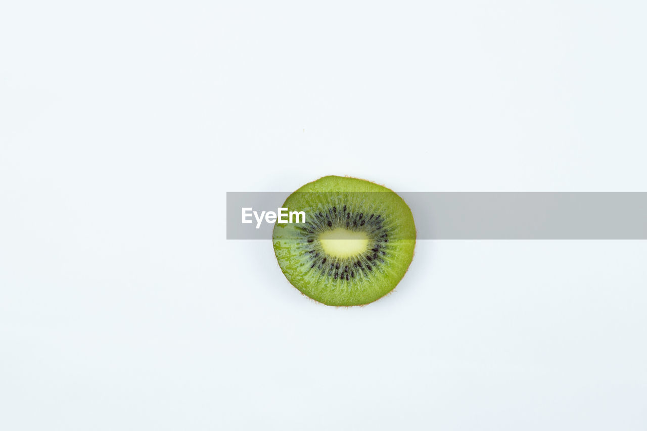 green, healthy eating, kiwifruit, fruit, food and drink, wellbeing, food, kiwi, studio shot, copy space, freshness, indoors, white background, no people, produce, leaf, cut out, slice, close-up, cross section, single object, plant, still life