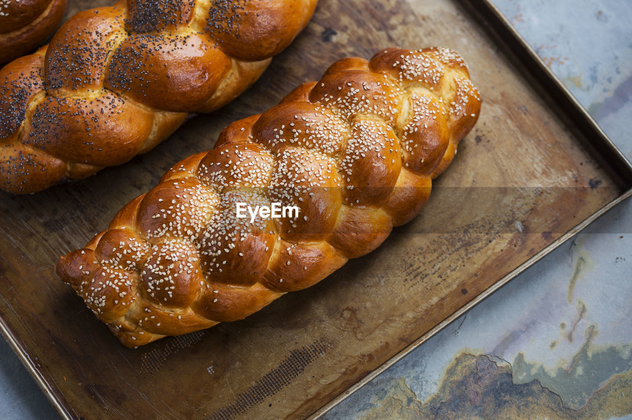 HIGH ANGLE VIEW OF BREAD ON TABLE