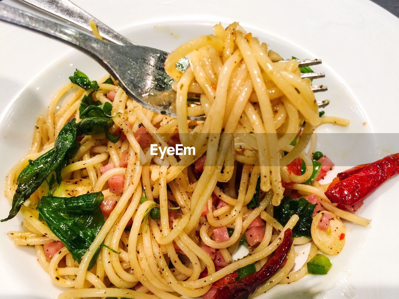 CLOSE-UP OF PASTA IN BOWL