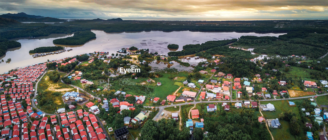 HIGH ANGLE VIEW OF TOWNSCAPE AGAINST SKY