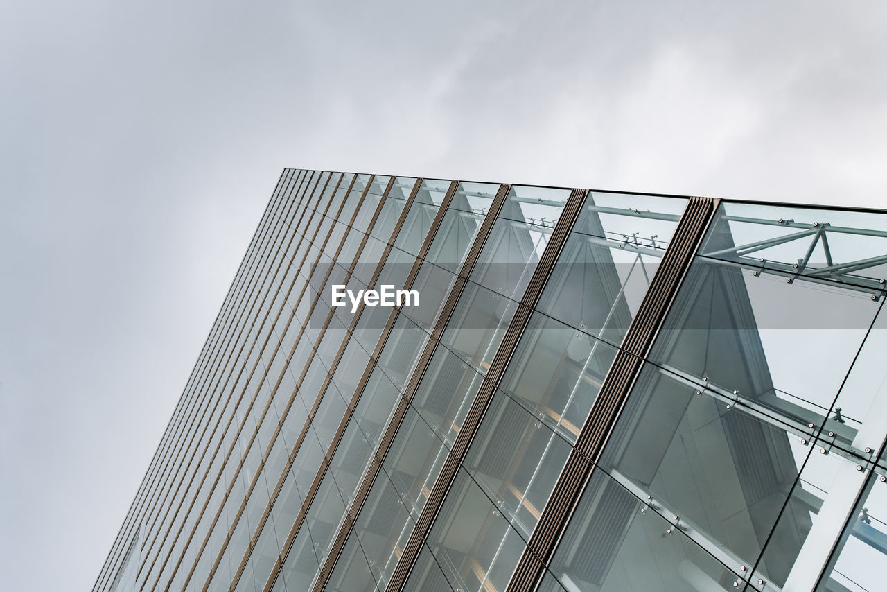LOW ANGLE VIEW OF GLASS BUILDING AGAINST SKY