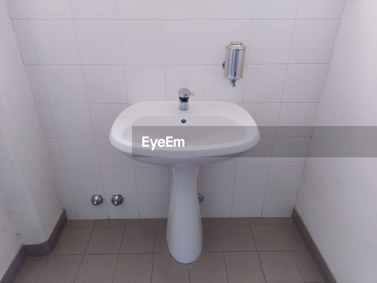 HIGH ANGLE VIEW OF FAUCET IN BATHROOM AT HOME