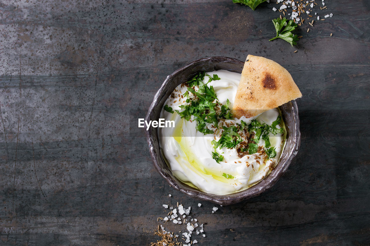 HIGH ANGLE VIEW OF BREAKFAST SERVED IN BOWL