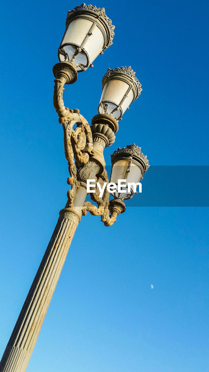 LOW ANGLE VIEW OF COMMUNICATIONS TOWER AGAINST CLEAR BLUE SKY