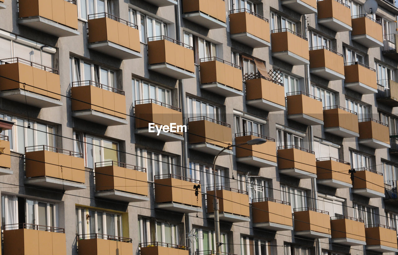 FULL FRAME SHOT OF APARTMENT BUILDING