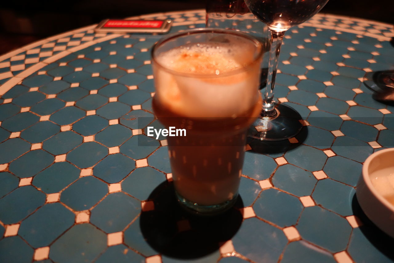 CLOSE-UP OF BEER GLASS