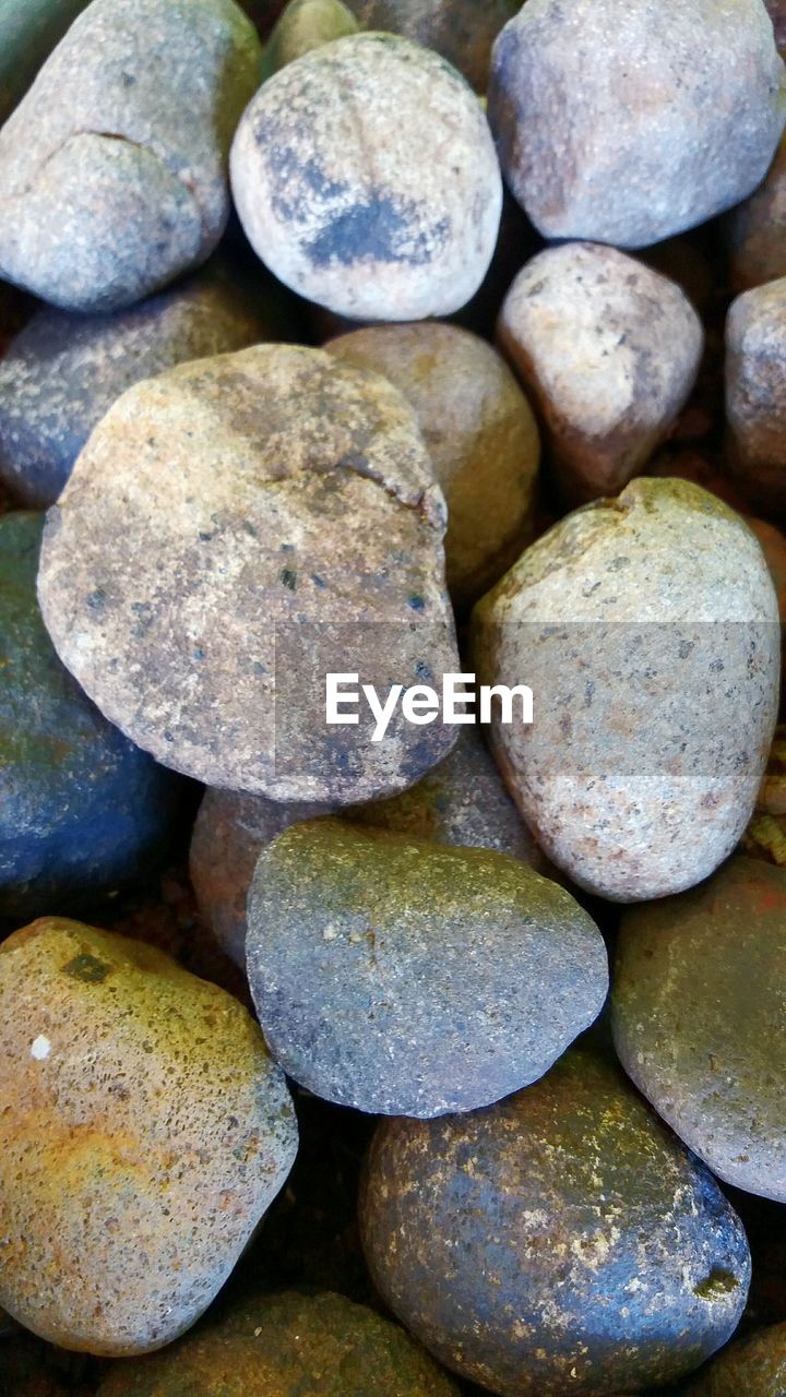 FULL FRAME SHOT OF PEBBLE STONES