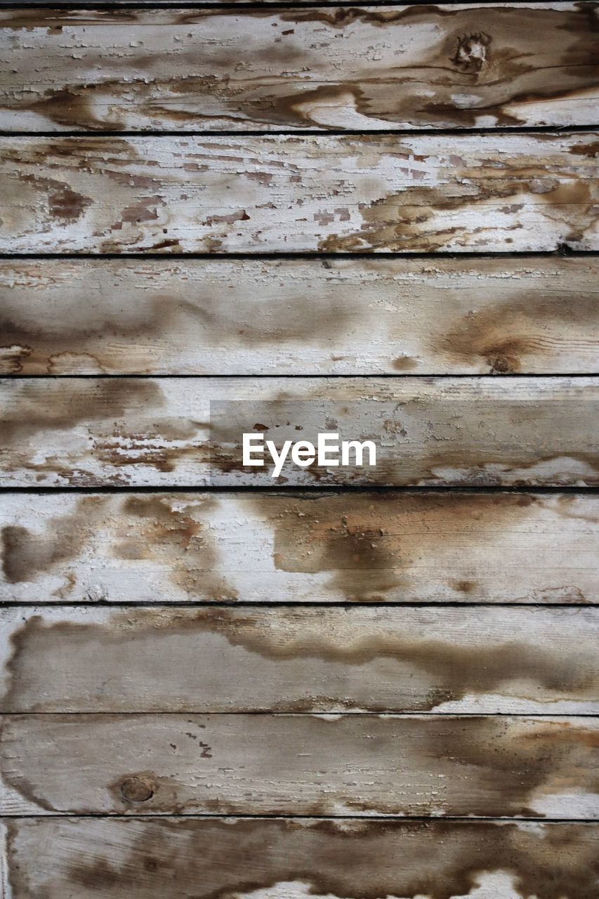 FULL FRAME SHOT OF CRACKED WOOD
