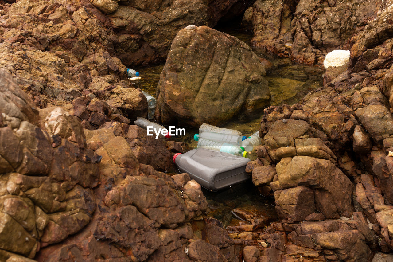 HIGH ANGLE VIEW OF ROCKS AND STONES ON ROCK