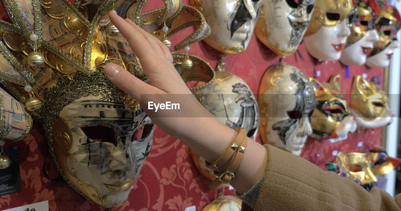 LOW ANGLE VIEW OF WOMAN HAND SCULPTURE AT TEMPLE