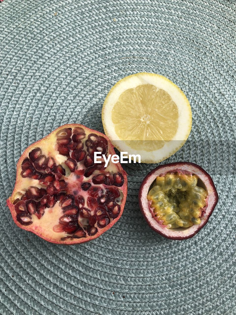 HIGH ANGLE VIEW OF FRUIT SALAD IN PLATE