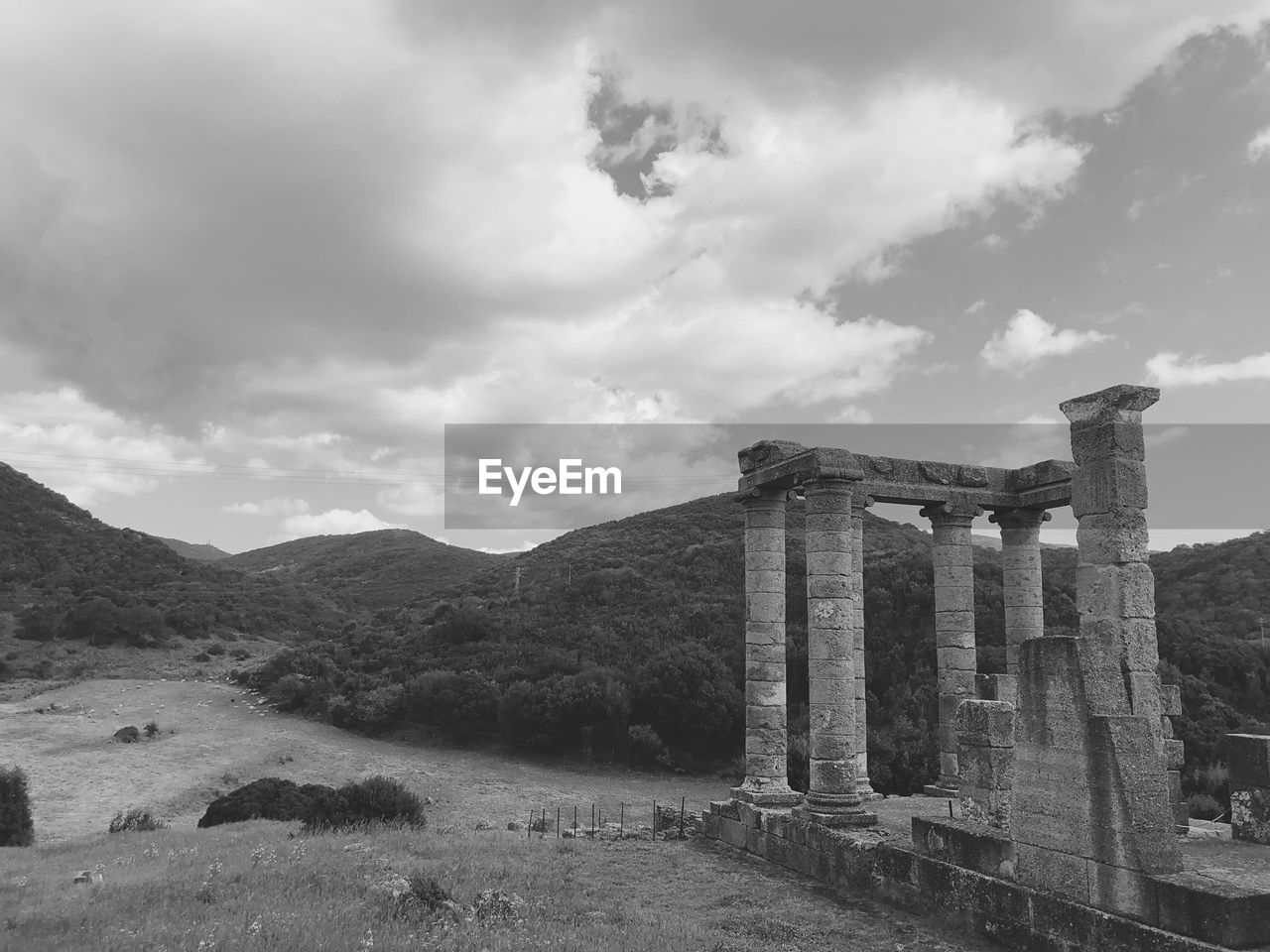 OLD RUINS OF BUILDING