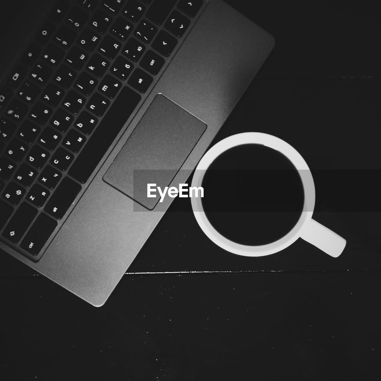 CLOSE-UP OF LAPTOP KEYBOARD