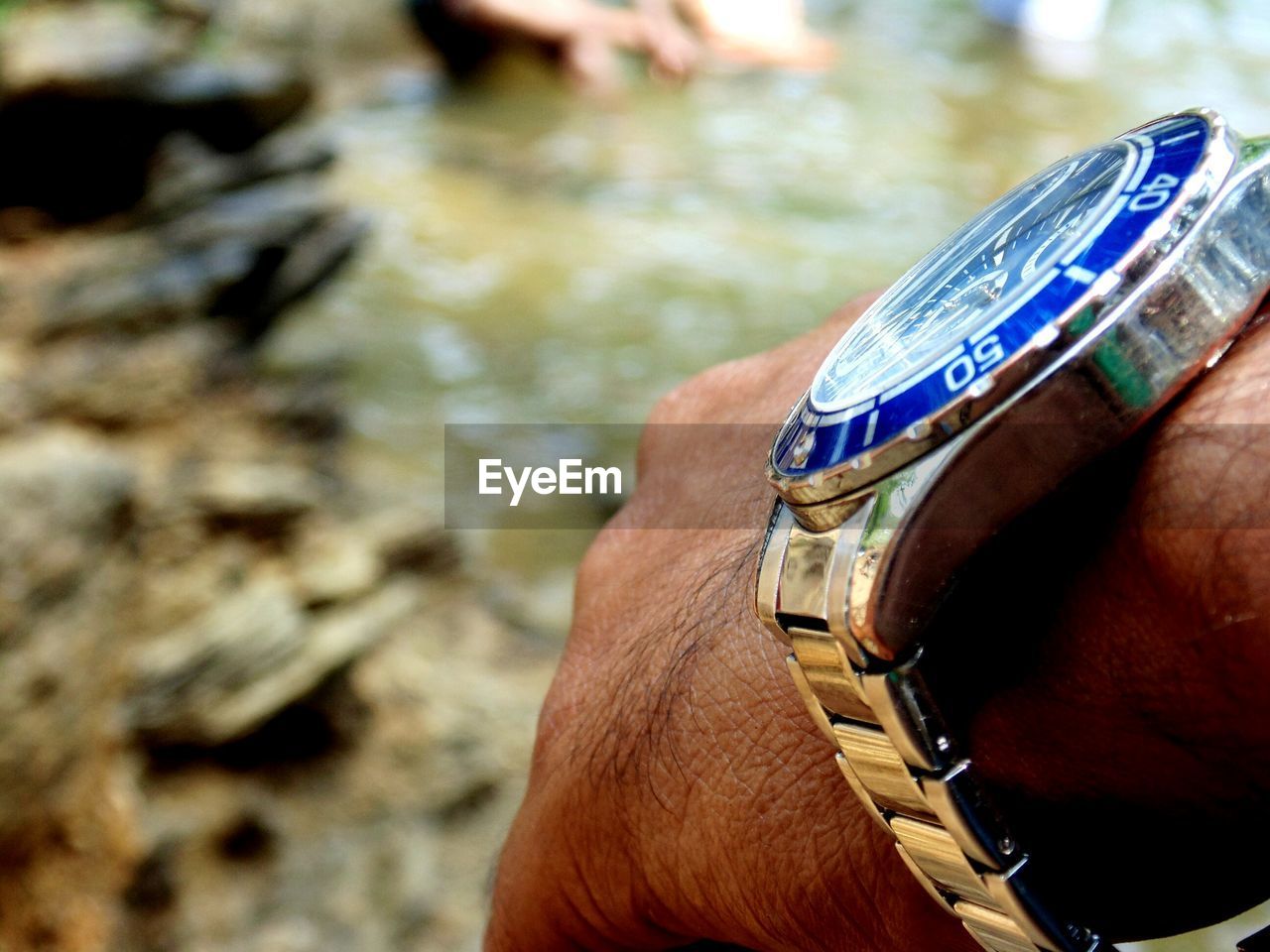 CLOSE-UP OF PERSON HAND HOLDING WATER