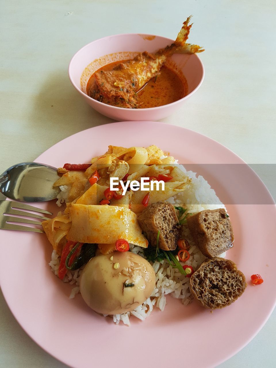 HIGH ANGLE VIEW OF FOOD ON PLATE