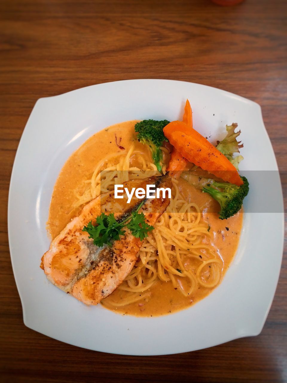 HIGH ANGLE VIEW OF FOOD SERVED ON TABLE