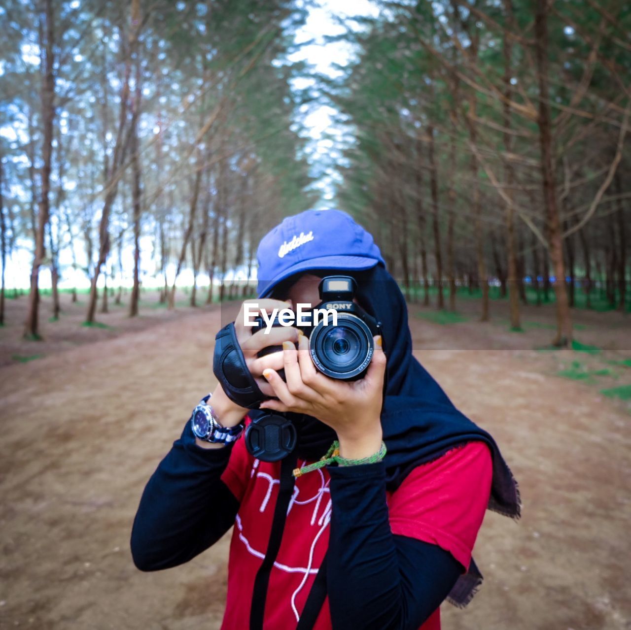 PORTRAIT OF MAN PHOTOGRAPHING CAMERA ON LAND